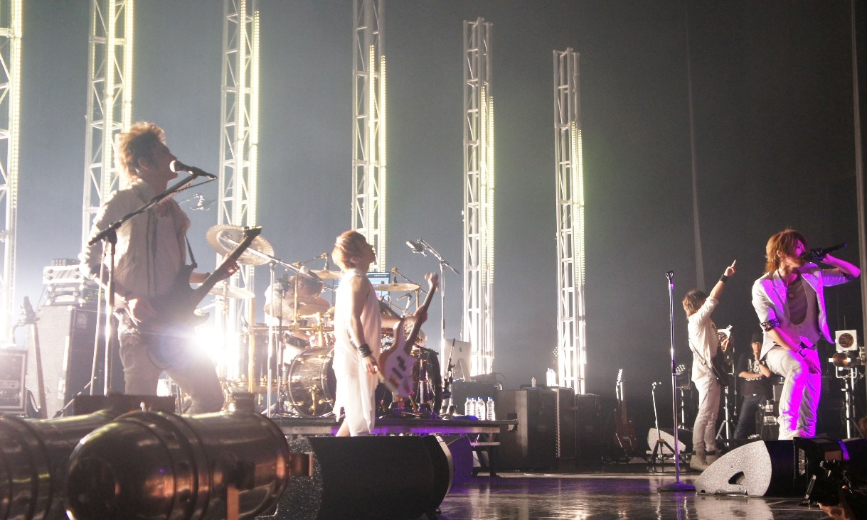 ViViD「OVER THE LIMIT ～genesis～」の様子。