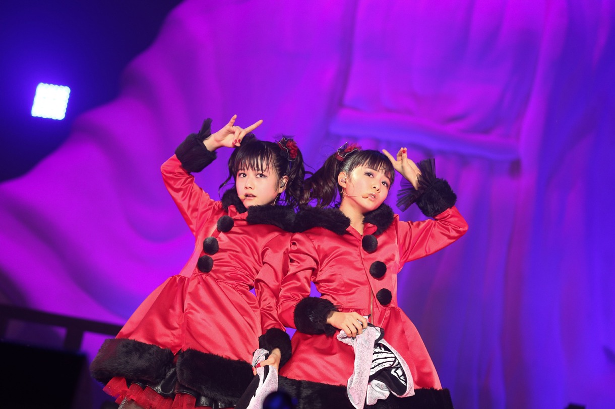 YUIMETALとMOAMETALによるブラックサンタクロース。　撮影：Taku Fujii