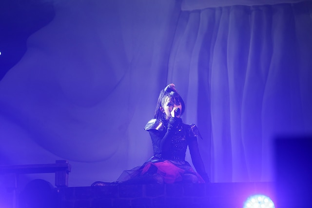 「紅月‐アカツキ‐」を歌唱するSU-METAL。　撮影：Taku Fujii