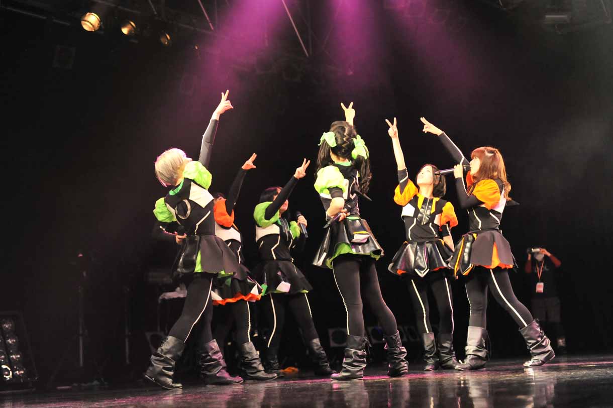 「BiS×でんぱ組.inc」BiSの歌唱の様子。