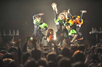 「BiS×でんぱ組.inc」BiSの歌唱の様子。