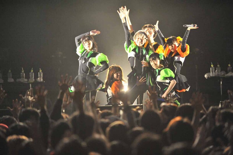 「BiS×でんぱ組.inc」BiSの歌唱の様子。