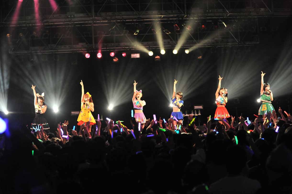 「BiS×でんぱ組.inc」でんぱ組.incの歌唱の様子。