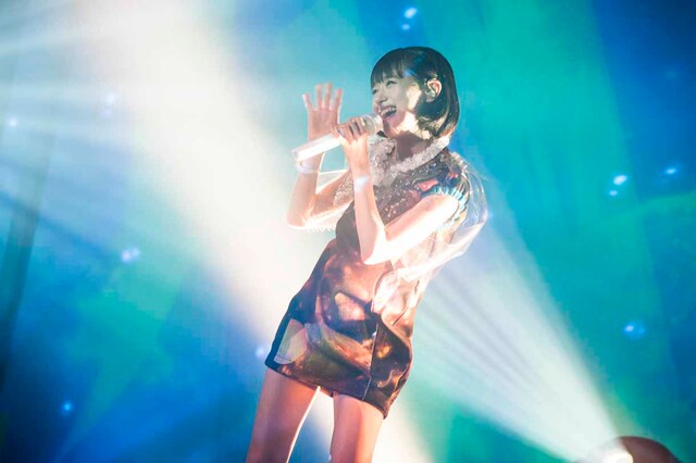 武藤彩未「TRAVELING ALONE」の様子。