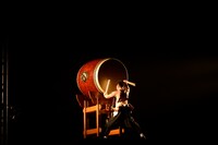 和太鼓を演奏する林英哲。