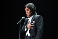 国歌斉唱を行う松崎しげる。