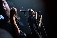 BARBEE BOYS「目を閉じておいでよ」を熱唱する椿鬼奴とレイザーラモンRG。