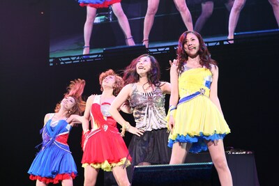 「Tacata'」を歌い踊る椿鬼奴とMAX。