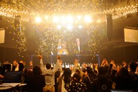 フィナーレにて、清水ミチコが「よいお年を！」と言った瞬間に金銀のテープが発射された様子。