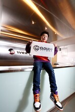 「CLOUD 9 CLIQUE」のロゴを手に写真に収まるANARCHY。