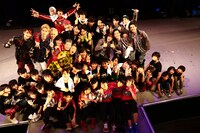 「EBiDAN THE LIVE ～飛び出すEBi本 2013～」全出演者の集合写真。