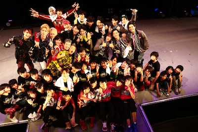 「EBiDAN THE LIVE ～飛び出すEBi本 2013～」全出演者の集合写真。