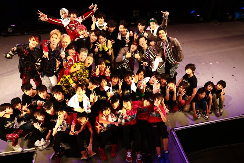 「EBiDAN THE LIVE ～飛び出すEBi本 2013～」全出演者の集合写真。