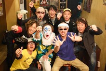 ニューロティカの現メンバーとオリジナルメンバーの集合写真。