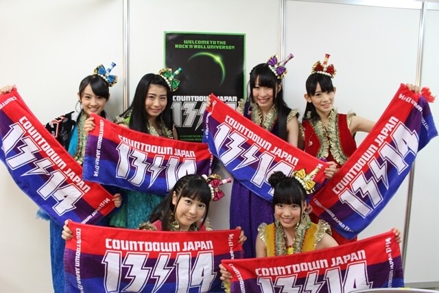 「COUNTDOWN JAPAN 13/14」のバックステージでのチームしゃちほこ。