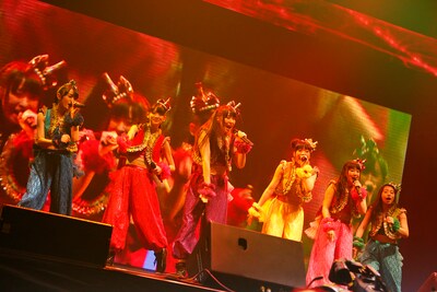 「COUNTDOWN JAPAN 13/14」のチームしゃちほこのステージの様子。