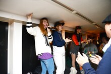 客席に入り込んで歌うEspeciaの三瀬ちひろ、三ノ宮ちか、森絵莉加。