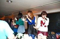 客席に入り込んで歌うEspeciaの杉本暁音、冨永悠香、脇田もなり。