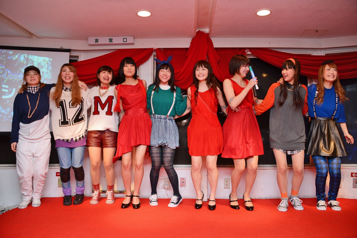ラインダンスで横一列に並ぶNegicco×Especia。