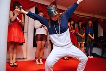 新年早々奇抜なポーズを決めるEspecia三ノ宮ちか。