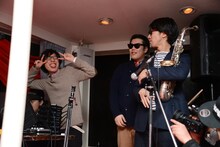 Especiaのライブを支えるサポートメンバーのSchtein&Longer（B / 左）、ちーくん（Sax / 右）とゲストのラッパー・ナンブヒトシ（中央）。