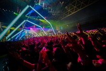 「COUNTDOWN JAPAN 13/14」でのMAN WITH A MISSIONのパフォーマンスの様子。