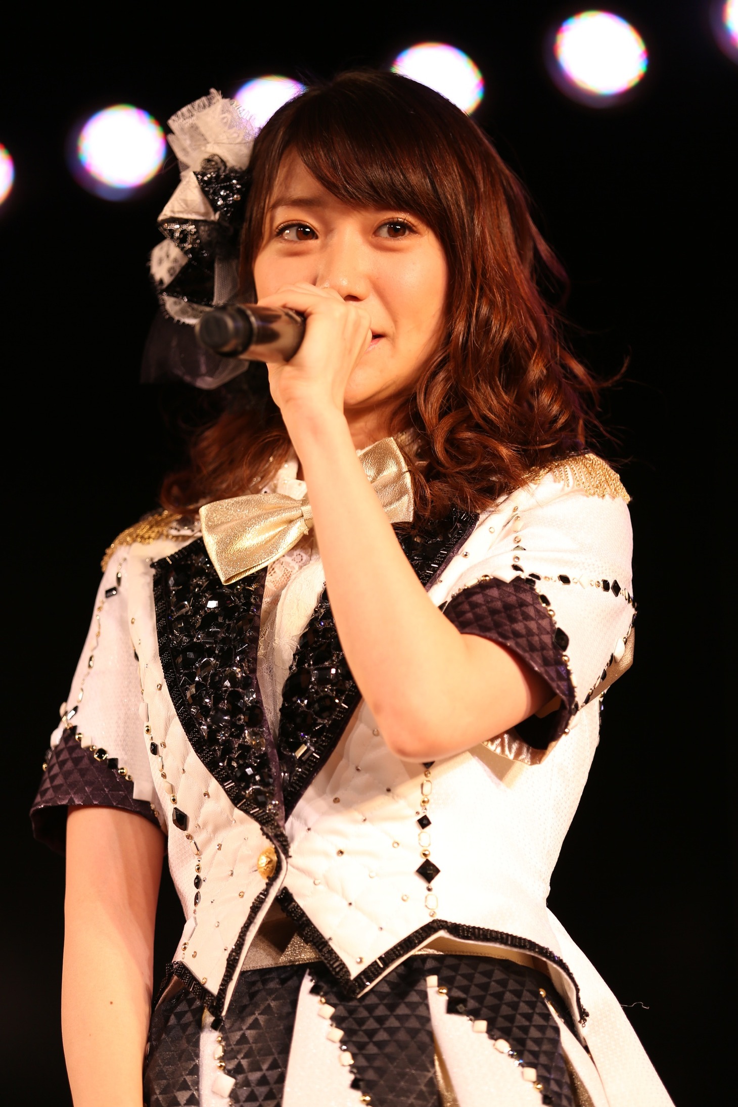 「2014年 AKB48劇場元日公演」で心境を語る大島優子。(c)AKS