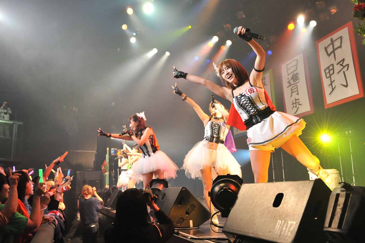 「アップアップガールズ（仮）アプガ第二章（仮）2014年元日決戦～赤坂BLITZ～」の様子。