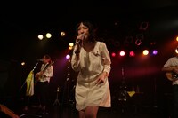 12月26日に開催されたワンマンライブ「チームあわてんぼうプレゼンツ サキドリ!!」の模様。