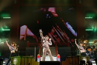 リリース当時の衣装で「WILD RUSH」を歌う西川貴教。