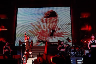 リリース当時の衣装で「HOT LIMIT」を歌う西川貴教。