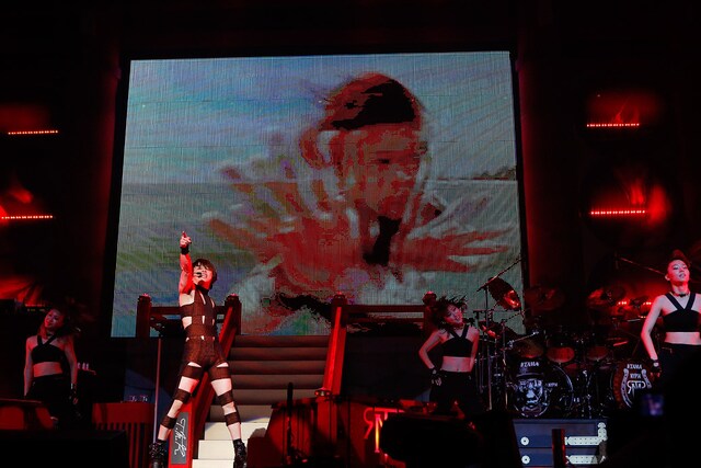 リリース当時の衣装で「HOT LIMIT」を歌う西川貴教。