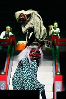 ライブ冒頭では獅子舞が登場し、華麗な舞を披露した。