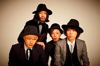 THE BAWDIES。左からROY（Vo, B）、JIM（G）、MARCY（Dr）TAXMAN（G, Vo）。