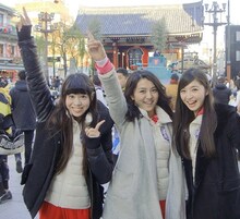 浅草寺から中継で「Happy 初春 半蔵門ライブ！2014［第一部］」に参加した東京パフォーマンスドール。