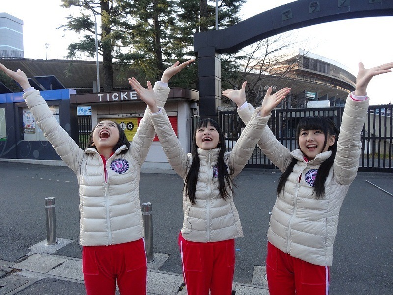 国立競技場から中継で「Happy 初春 半蔵門ライブ！2014［第一部］」に参加した東京パフォーマンスドール。