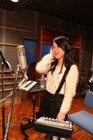 レコーディングに初挑戦する桜井美南。