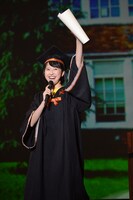 卒業証書を掲げる玉井詩織。