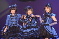「3Bjunior Live Final “俺の藤井” 2014」にスペシャルユニットとして登場した「てんかすトリオ」。左から柏木ひなた（私立恵比寿中学）、有安杏果（ももいろクローバーZ）、伊藤千由李（チームしゃちほこ）。