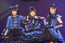 「3Bjunior Live Final “俺の藤井” 2014」にスペシャルユニットとして登場した「てんかすトリオ」。左から柏木ひなた（私立恵比寿中学）、有安杏果（ももいろクローバーZ）、伊藤千由李（チームしゃちほこ）。