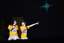 チーム大王イカの中山莉子（左）と小林歌穂（右）による意味深な寸劇シーン。