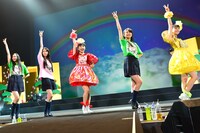 本年度の3Bjunior卒業生とももいろクローバーZ・百田夏菜子（中央）。