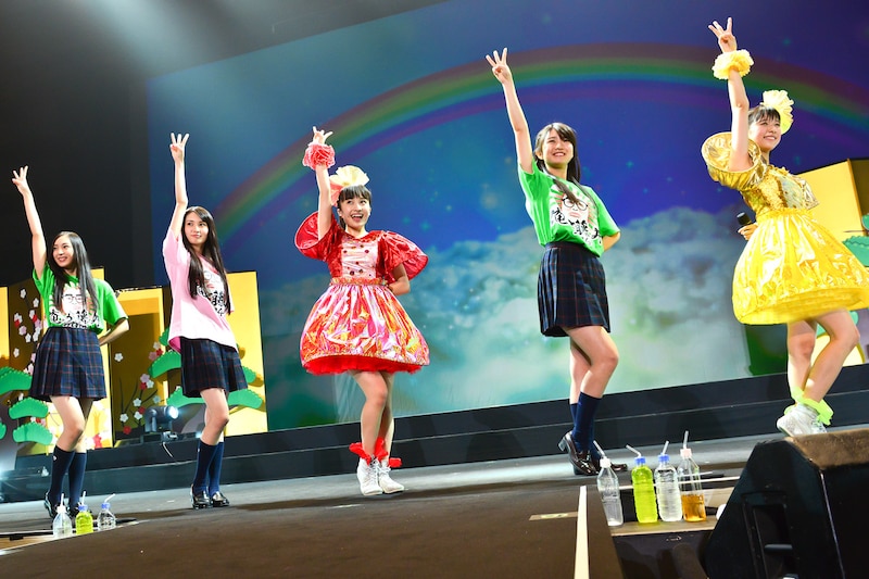本年度の3Bjunior卒業生とももいろクローバーZ・百田夏菜子(中央)。