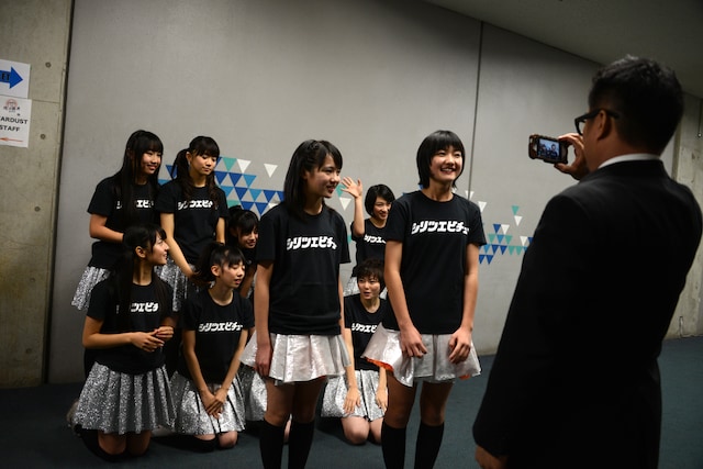 写真は「3B junior LIVE FINAL “俺の藤井”2014」終演直後にUstreamを通じて行われた転入生紹介の様子。