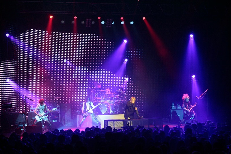ナイトメア「NIGHTMARE WINTER TOUR 2013 Dizzy is not Zozzy」の様子。
