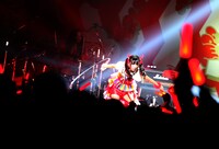 ソロ曲「ソーリー、ロンリー。」を歌う古川未鈴とRONZI（BRAHMAN）。