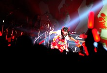 ソロ曲「ソーリー、ロンリー。」を歌う古川未鈴とRONZI（BRAHMAN）。