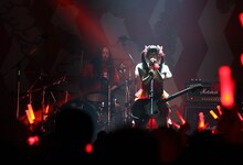 ソロ曲「ソーリー、ロンリー。」を歌う古川未鈴とRONZI（BRAHMAN）。