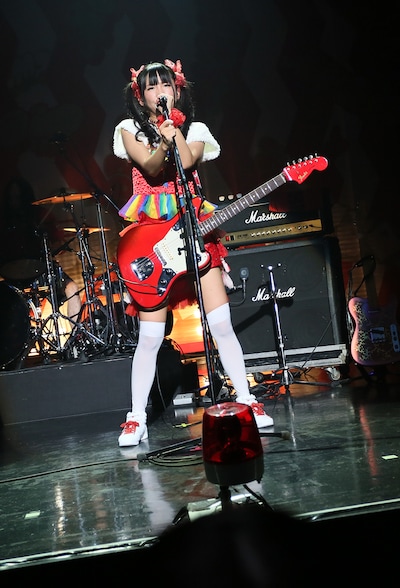 赤いギターを手にしてソロ曲「ソーリー、ロンリー。」を歌う古川未鈴。