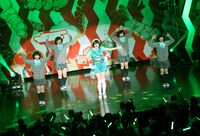 ダンサーを率いてソロ曲を披露する夢眠ねむ。